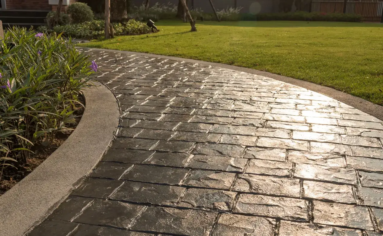 Camino curvo de hormigón impreso con acabado de piedra. Ideal para aprender como hacer hormigon impreso y embellecer jardines.