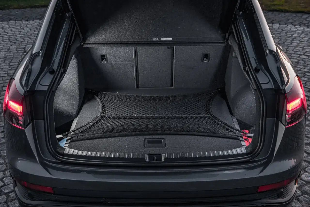 Pusta przestrzeń bagażowa audi q4 elektryk z siatką zabezpieczającą. Gotowy na podróż!