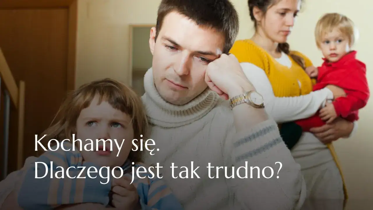 Smutna rodzina patchworkowa: ojciec zamyślony, matka trzyma dziecko, starsza córka patrzy w bok.