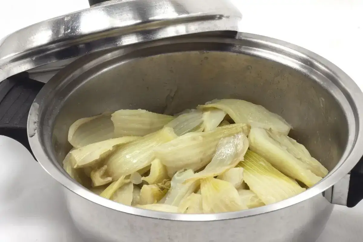 Finocchi al vapore appena cotti, teneri e profumati, pronti per essere gustati in una sana e leggera ricetta.