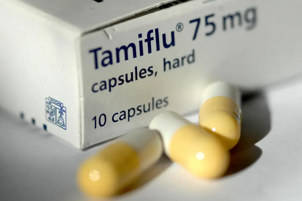 Opakowanie leku Tamiflu 75 mg, twarde kapsułki. Oseltamiwir w kapsułkach, gotowy do walki z grypą.