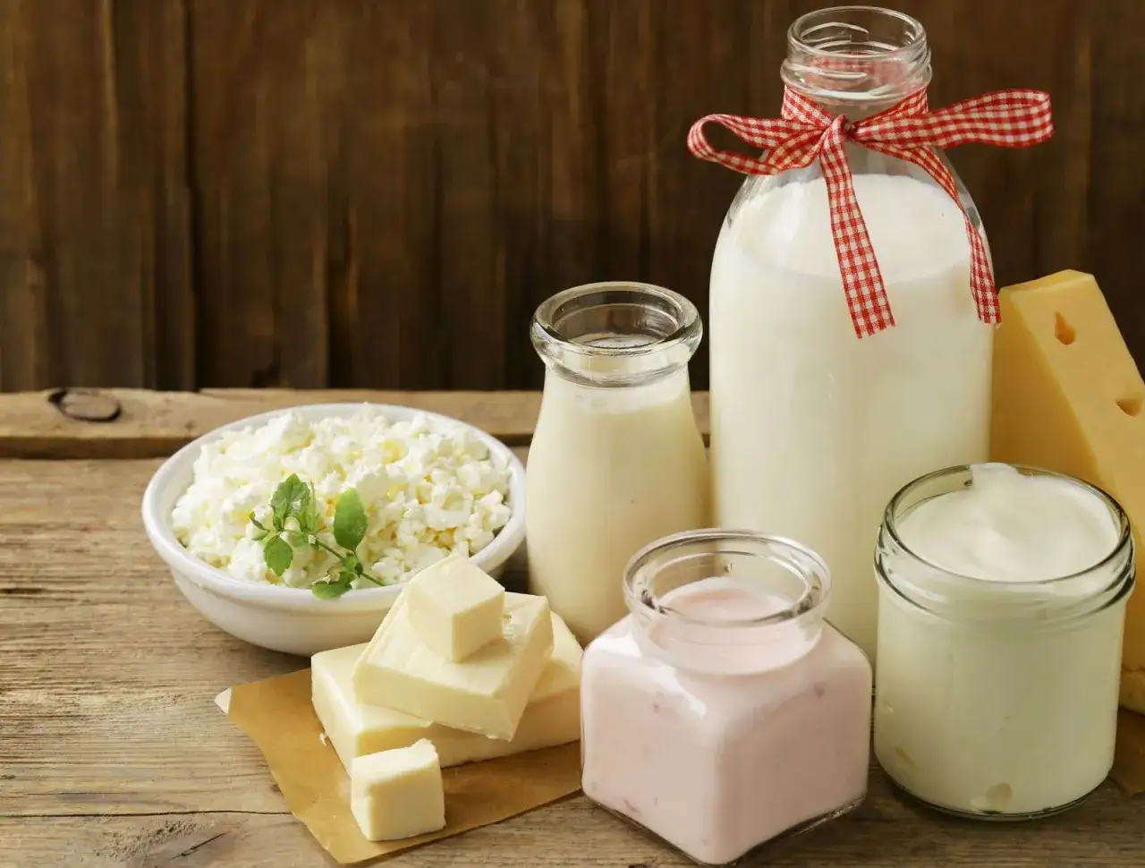 Serek wiejski, masło, jogurt, ser i mleko. Czy maślanka jest zdrowa? Te produkty mleczne wyglądają apetycznie.