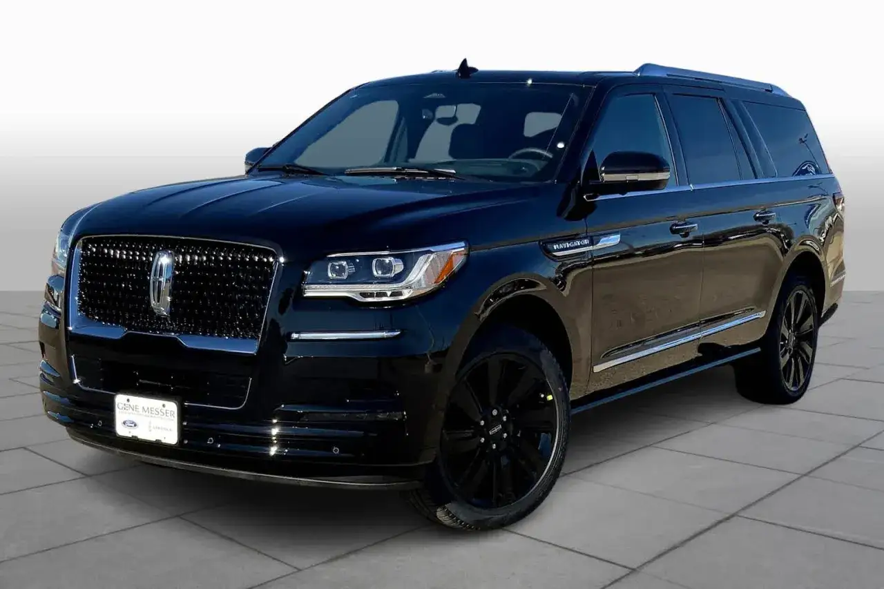 Elegancki, czarny Lincoln Navigator 2022 z chromowanymi detalami i czarnymi felgami, gotowy na każdą podróż.