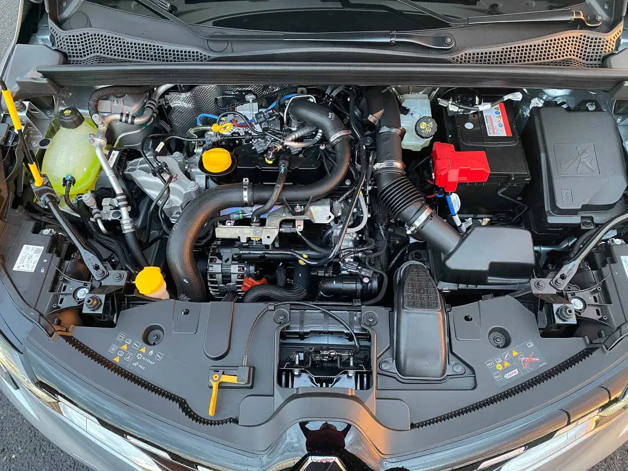 Silnik Renault Captur 2025: czysty, uporządkowany, gotowy do drogi. Widać akumulator, płyny i przewody.