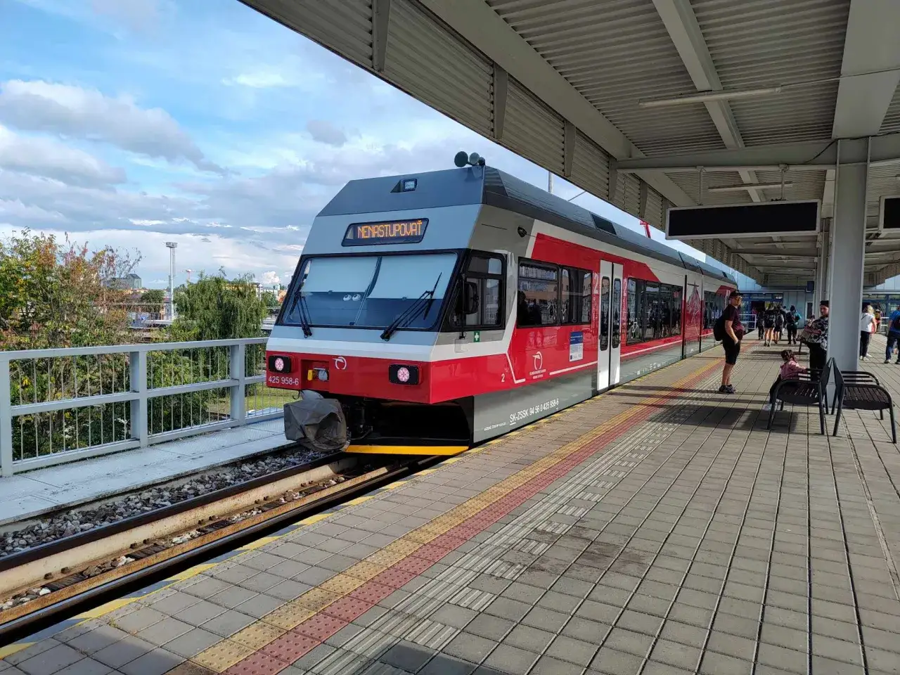 Pociąg na stacji, gotowy do podr&oacute;ży. Jak dojechać do Szczyrbskiego Jeziora? Pociągiem!