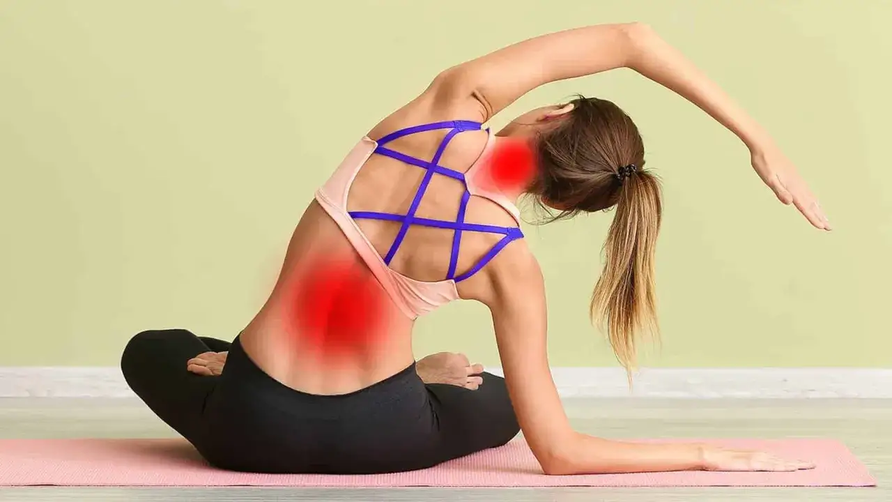 Kvinna i sittande yoga-position med smärta markerad i rygg och nacke.