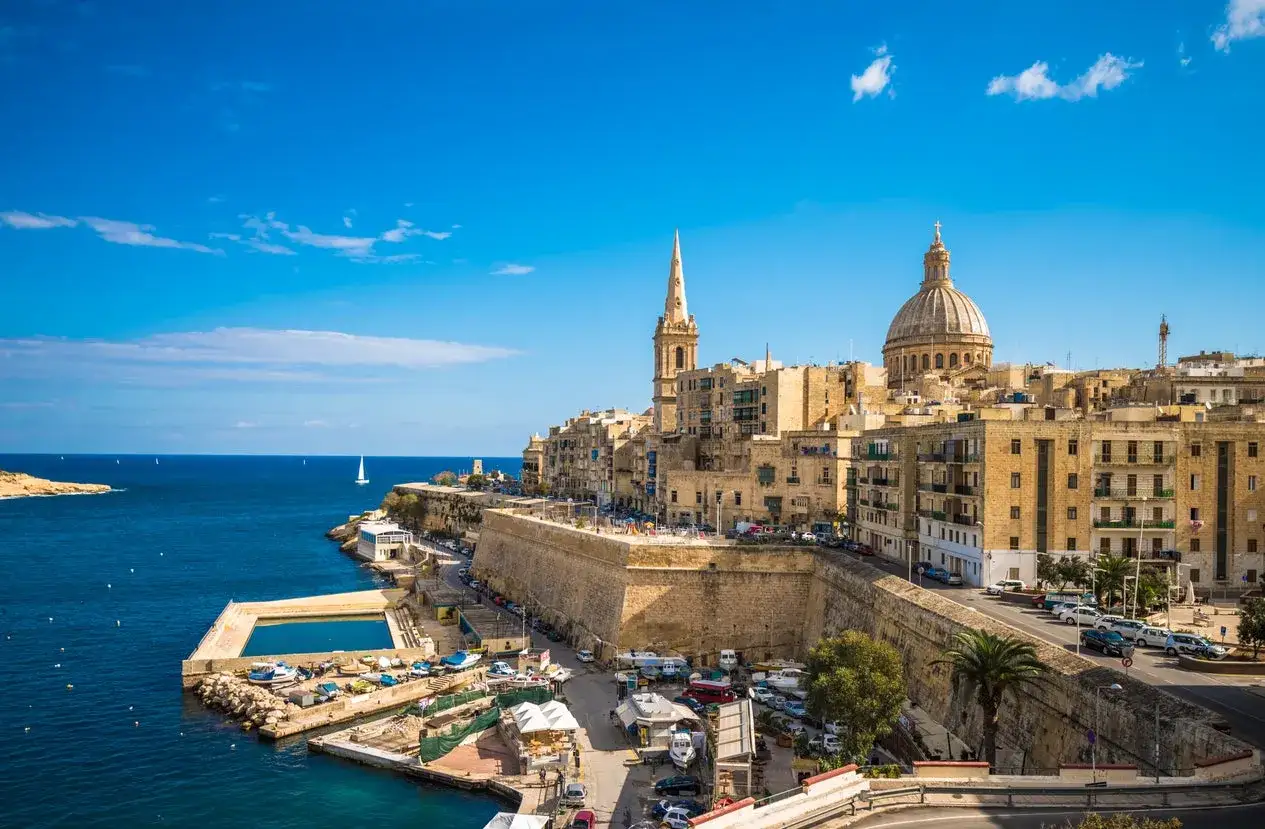 Malta: słoneczne wakacje nad morzem, z widokiem na zabytkowe miasto, port i basen.