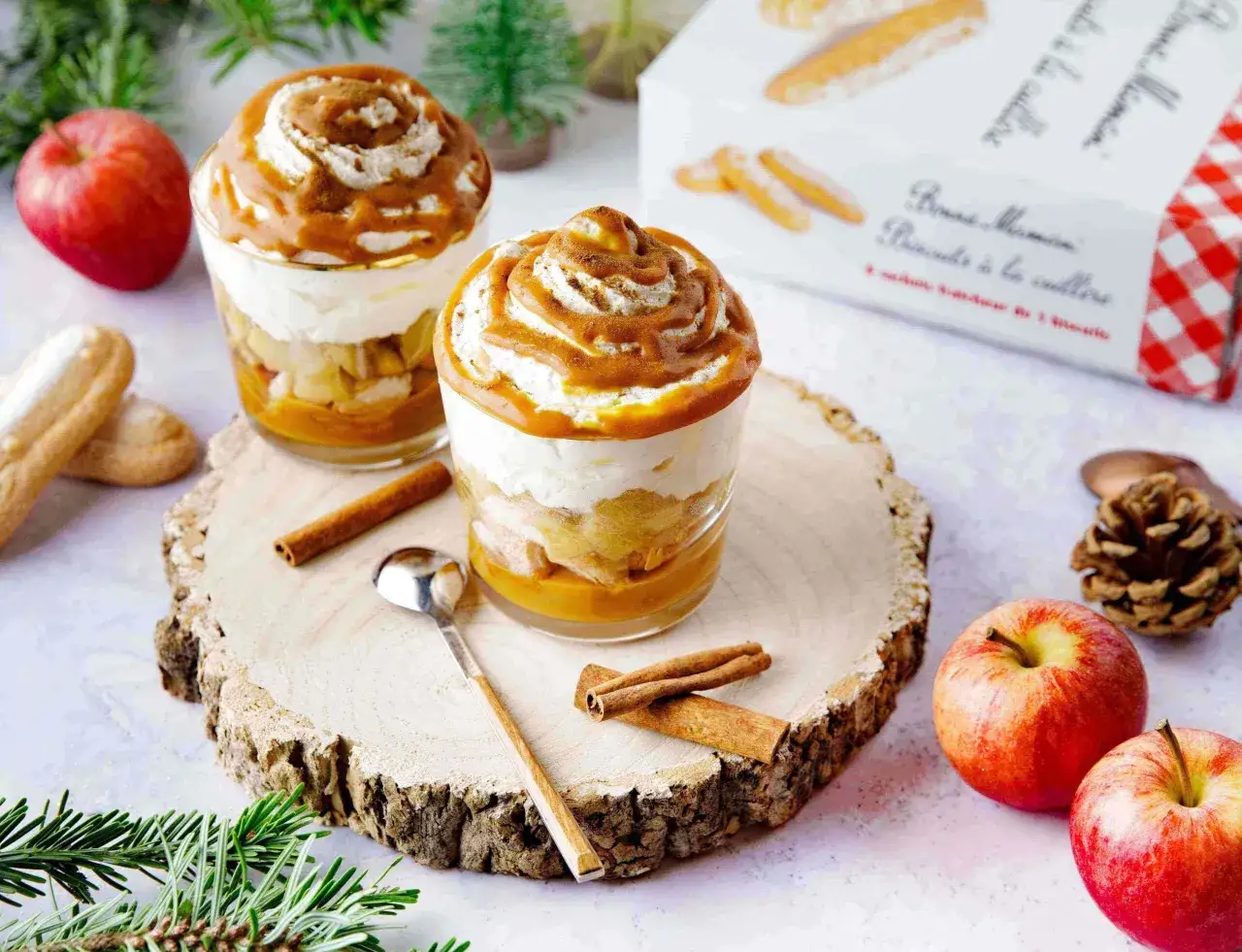 D&eacute;licieux tiramisu pomme biscuit cuill&egrave;re, garni de cr&egrave;me fouett&eacute;e et de caramel, pr&ecirc;t &agrave; &ecirc;tre d&eacute;gust&eacute;.