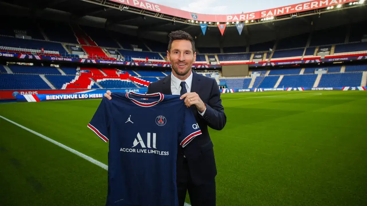 Leo Messi, znany z gry w Barcelonie, teraz w koszulce PSG. To kolejny klub w jego karierze.