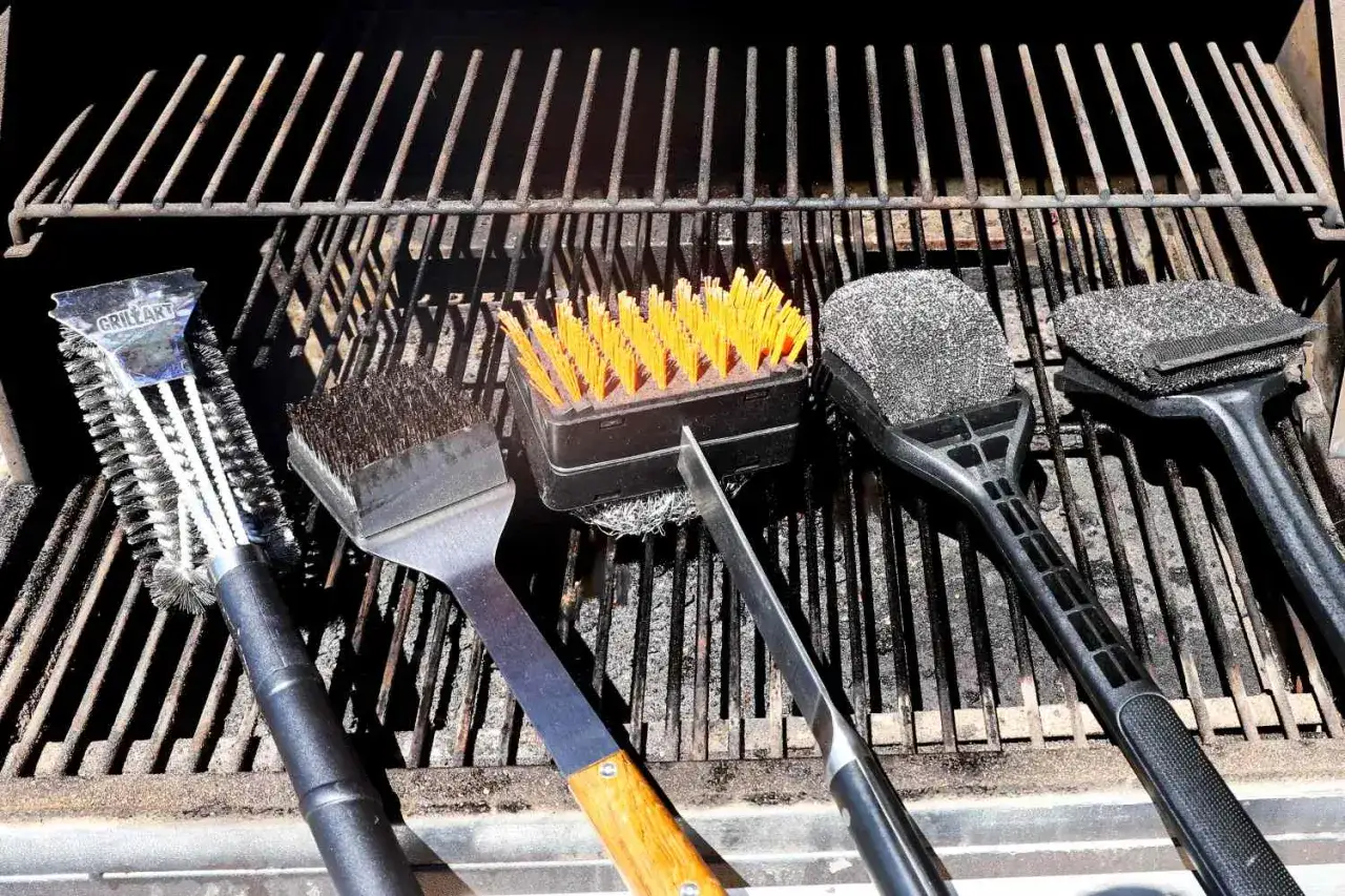 Ensemble de brosses pour nettoyer la grille barbecue. Ces outils sont aussi efficaces qu'un lave-vaisselle pour redonner son éclat à votre barbecue.