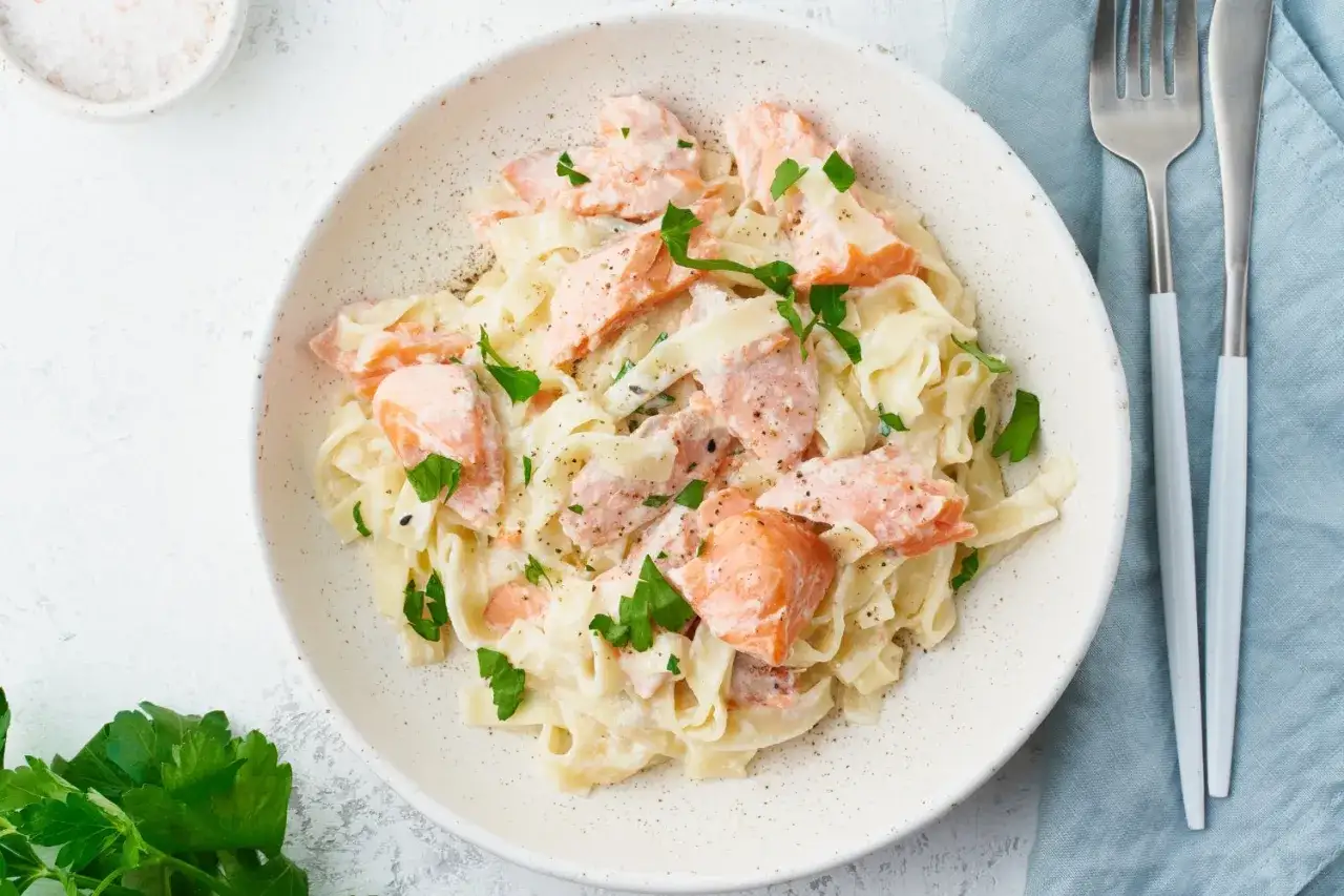 plato de pasta con salmón cremosa estilo italiano