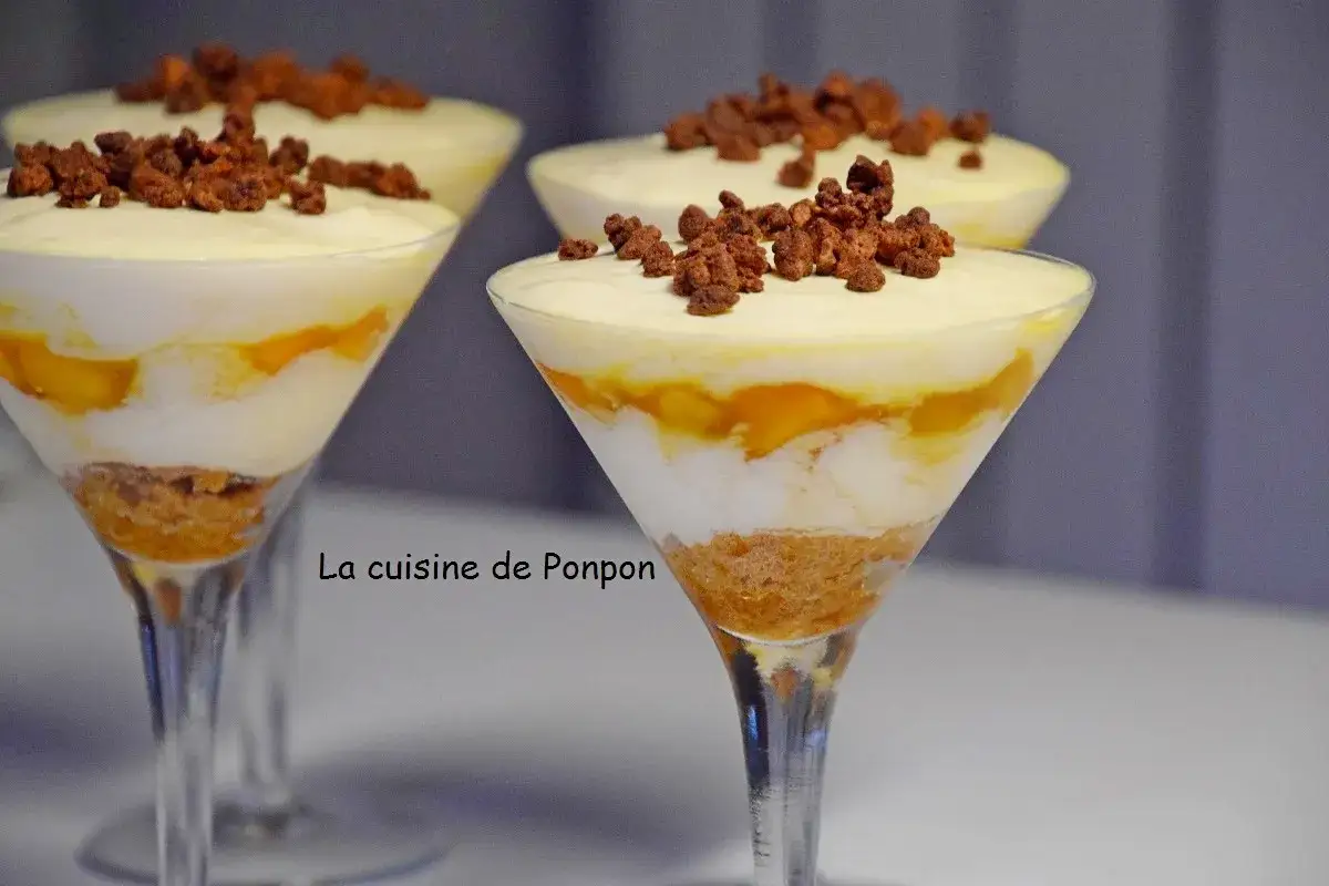 Trois coupes de dessert superpos&eacute; : crumble, compote de p&ecirc;che, cr&egrave;me et &eacute;clats de chocolat. Un d&eacute;lice visuel et gustatif.