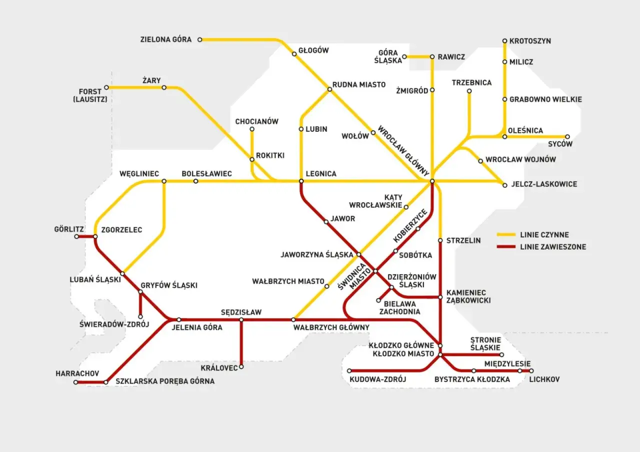 Mapa kolejowa Dolnego Śląska. Żółte linie to czynne, czerwone zawieszone. Trasa szynobusu Wrocław - Trzebnica jest zaznaczona.