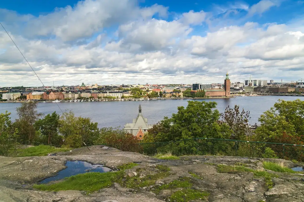 Vy &ouml;ver Stockholm fr&aring;n Skinnarviksberget med Stadshuset i bakgrunden.
