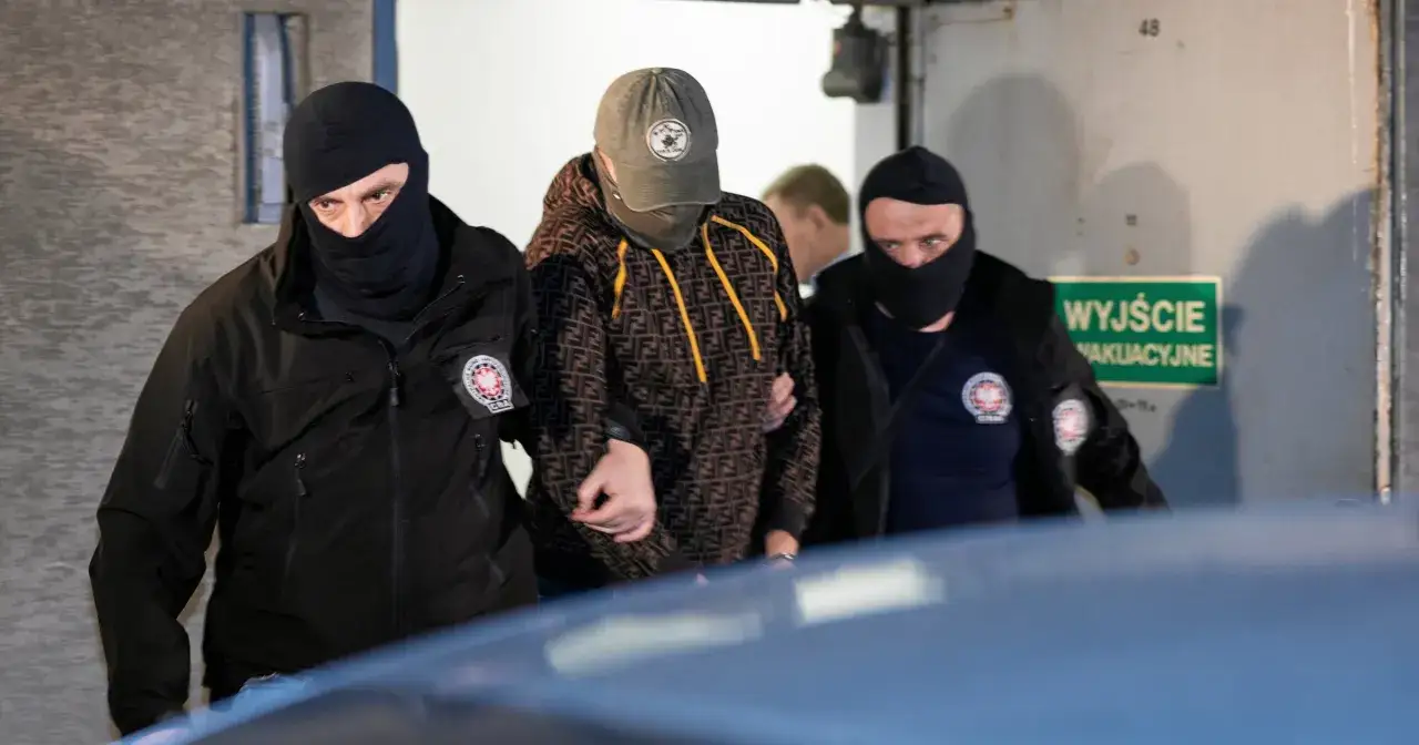 Ochroniarze eskortują mężczyznę w kapturze i czapce. Czy to mały świadek koronny, który liczy na przywileje?