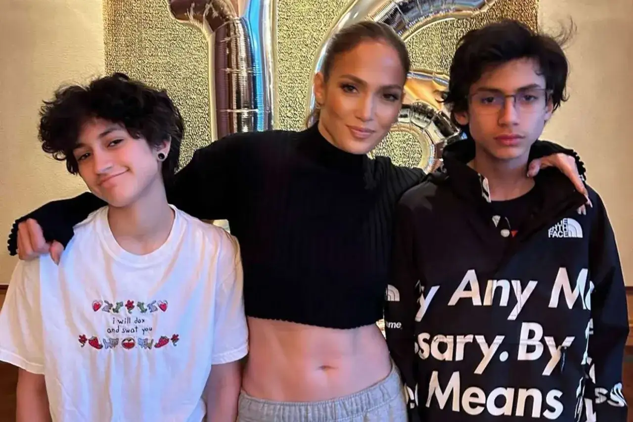 Jennifer Lopez z dwójką swoich dzieci, Emme i Maxem, świętuje urodziny.