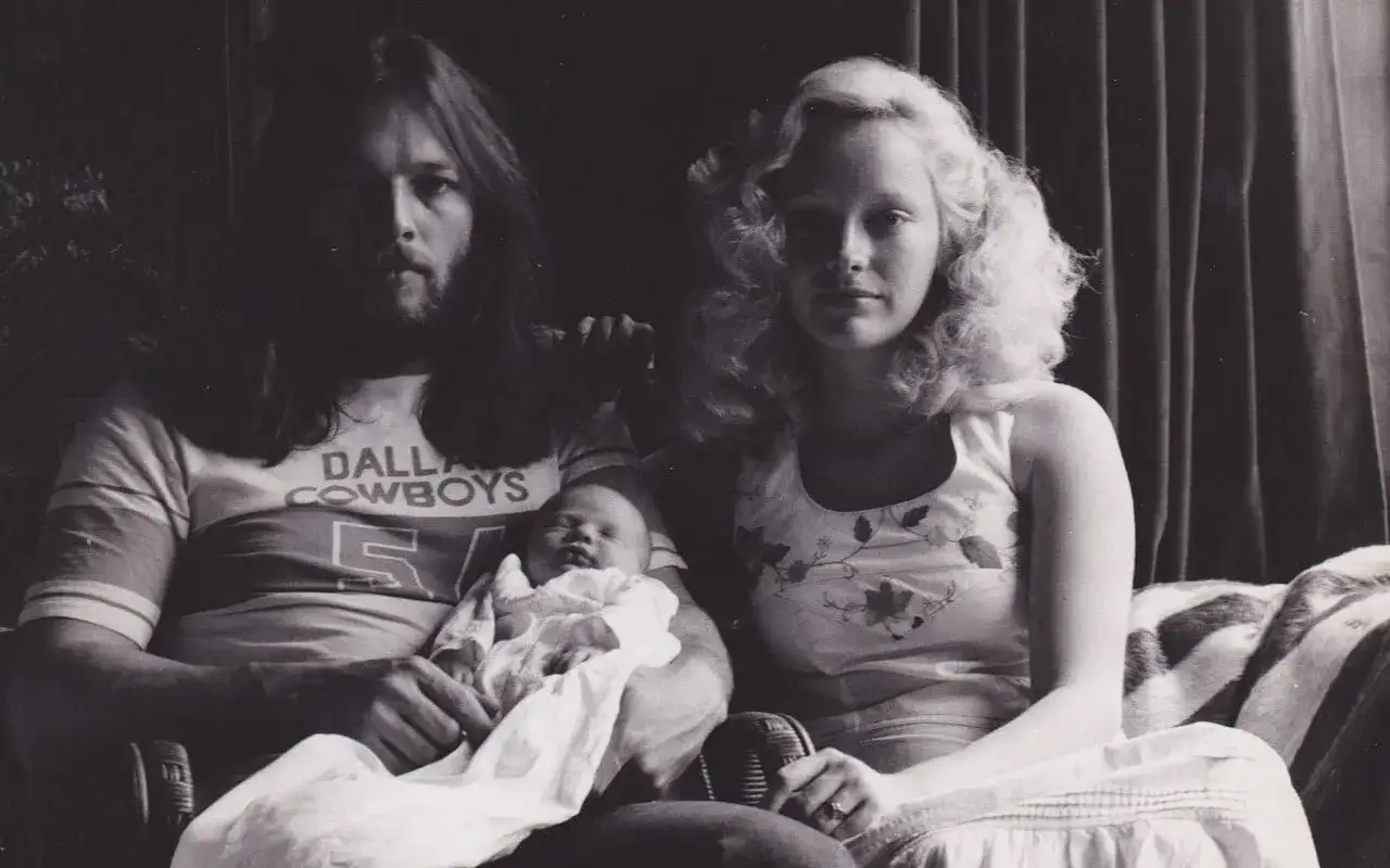 David Gilmour z żoną i dziećmi, w tym noworodkiem.