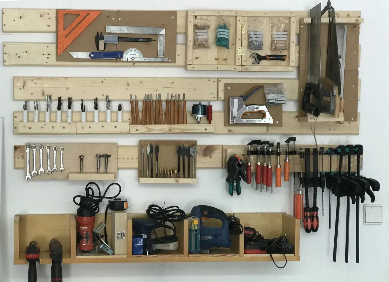 Un taller casero organizado con herramientas de carpintería, brocas, sierras, llaves y más. Un ejemplo perfecto de ordenar herramientas casero.