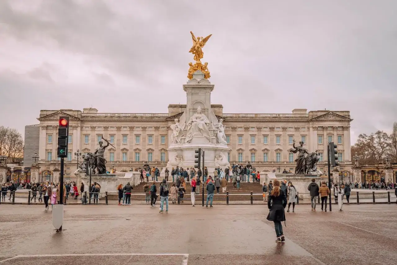 Buckingham Palace, pomnik Wiktorii i tłumy turyst&oacute;w. Idealne miejsce na londyn wycieczka 5 dni.