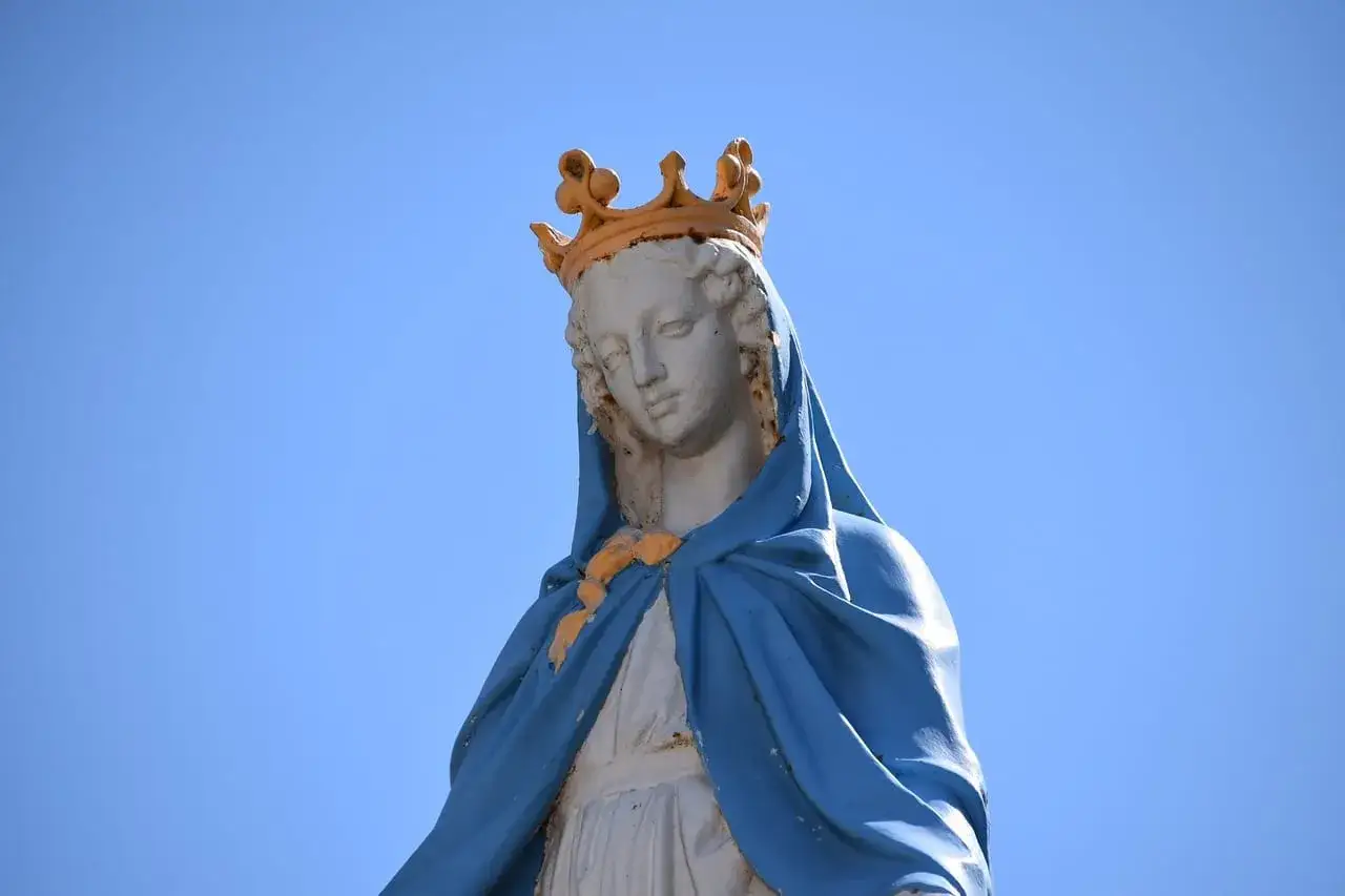 Posąg Matki Boskiej z koroną na głowie, symbol nadziei w obliczu objawów kryzysu wiary i duchowej pustki.