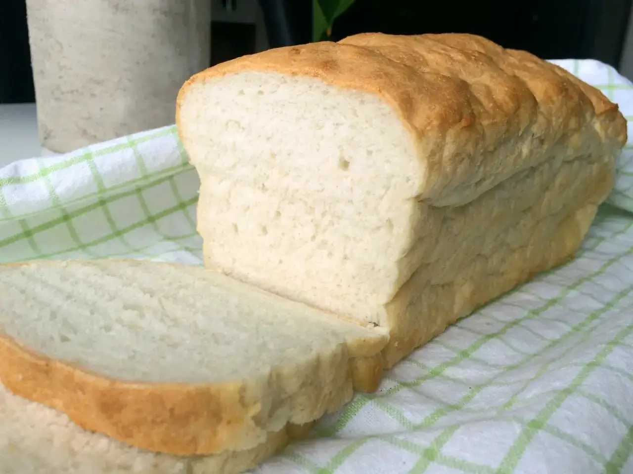 Nyttigt vitt br&ouml;d, perfekt f&ouml;r sm&ouml;rg&aring;sar. Ett enkelt xantangummi recept ger detta fluffiga resultat.
