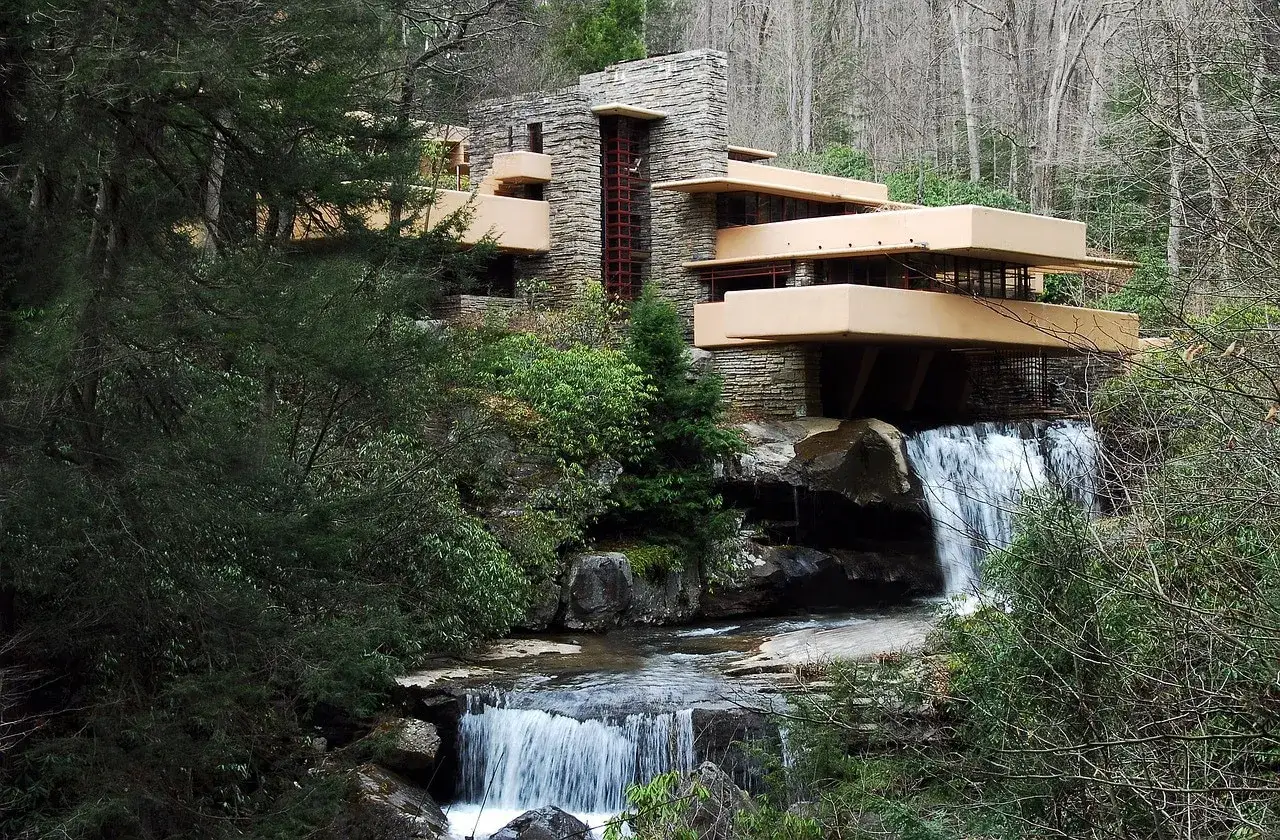 Fallingwater, capolavoro di Frank Lloyd Wright, si fonde con la natura, con cascate che scorrono sotto i suoi terrazzamenti.