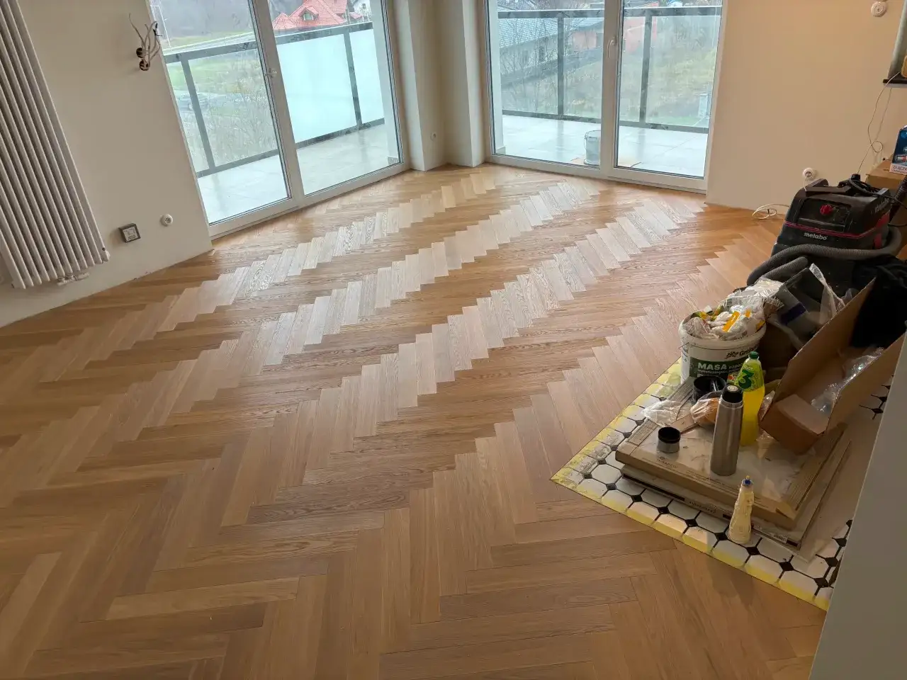 Nowe, drewniane podłogi w jodełkę prezentują się elegancko. Sprawdź, jaka jest układanie paneli w jodełkę cena.