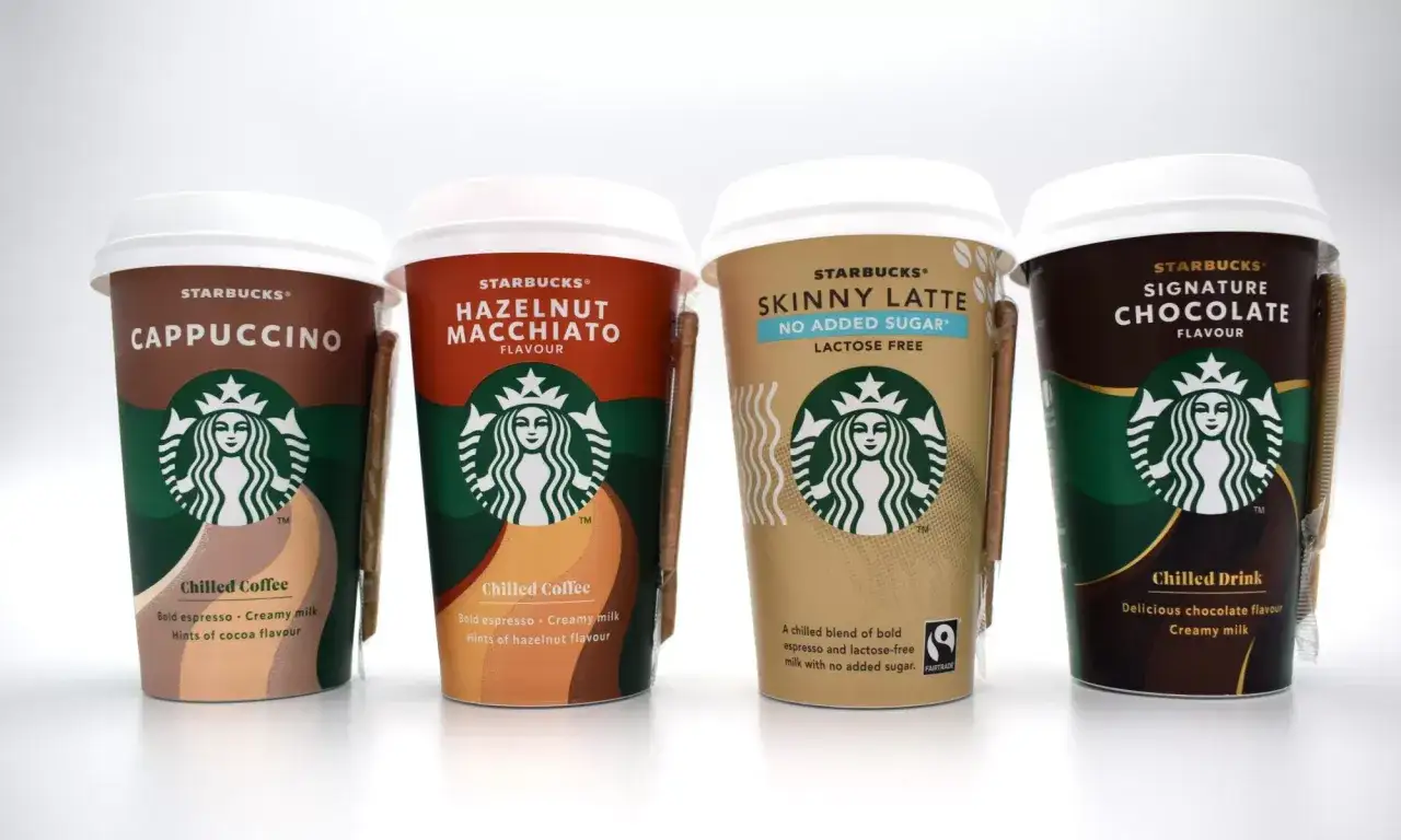 Cztery napoje Starbucks: Cappuccino, Hazelnut Macchiato, Skinny Latte (bez cukru, bez laktozy) i Signature Chocolate. Zastanawiasz się, jakie mleko jest najzdrowsze?