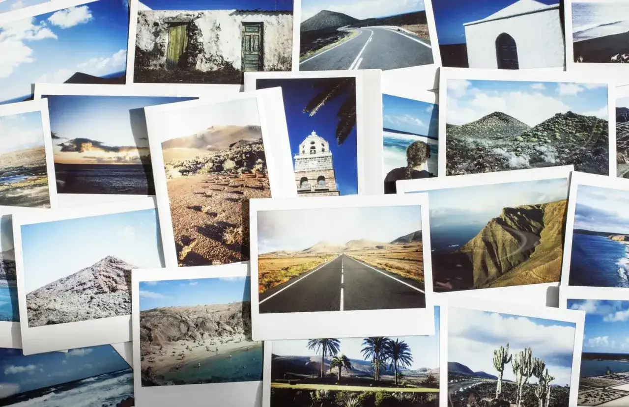 Colecci&oacute;n de fotos de paisajes, como si fueran recuerdos de personas con memoria fotogr&aacute;fica: playas, desiertos, carreteras y arquitectura.