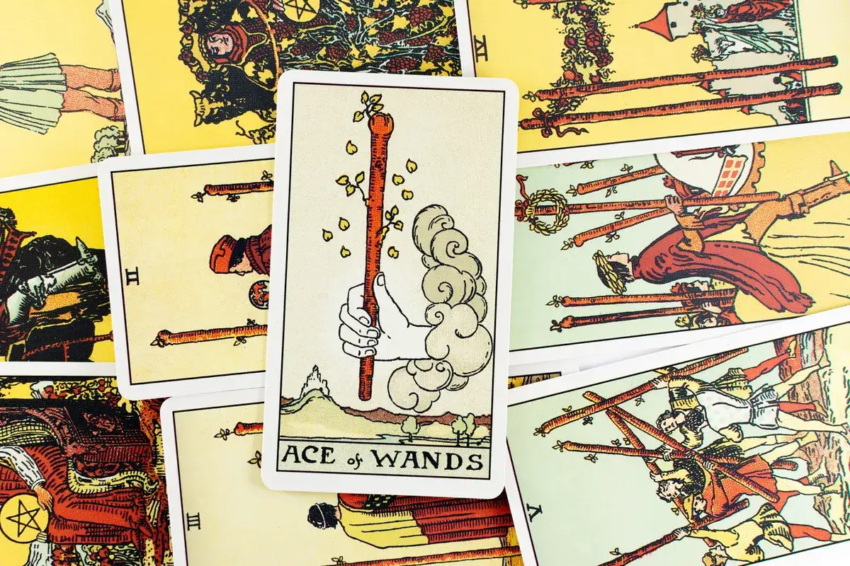 Karta 8 buław tarot, symbolizująca szybki ruch i energię, otoczona innymi kartami tarota.