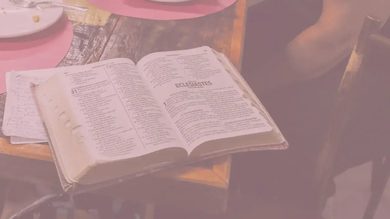 Księga Koheleta o czym? O przemijaniu, próżności i sensie życia. Otwarta księga biblijna z zaznaczonymi fragmentami.