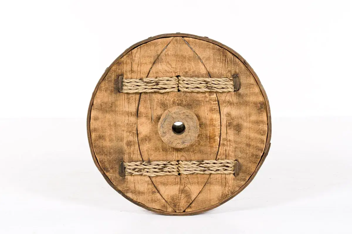 Antica ruota in legno con mozzo centrale e rinforzi in corda. Chiss&agrave; chi ha inventato la ruota, ma questa &egrave; un esempio della sua ingegnosit&agrave;.