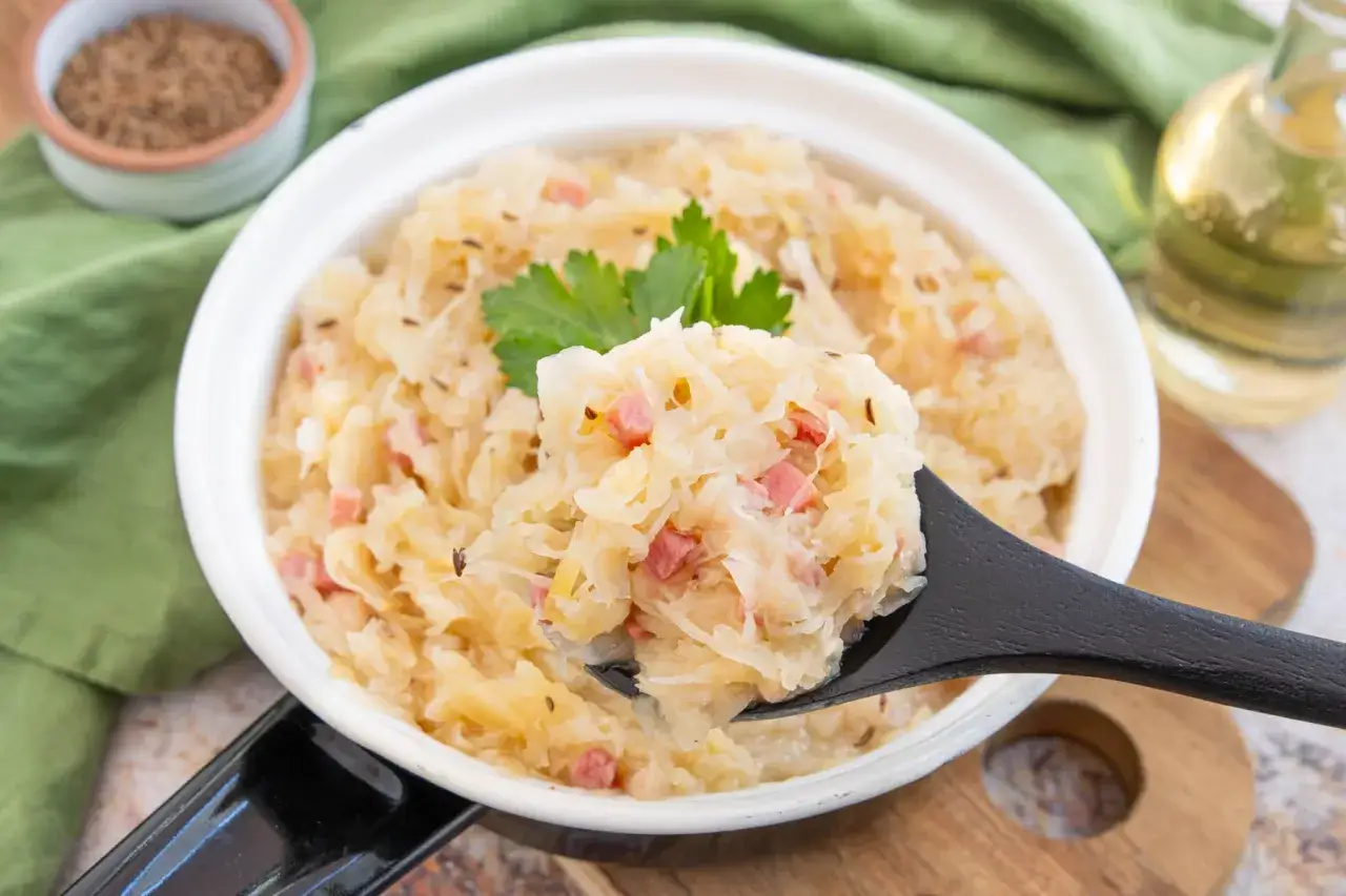 Herzhaftes Sauerkraut mit Speck und Kümmel, perfekt zum Sauerkraut verfeinern. Ein Löffel voller Genuss.