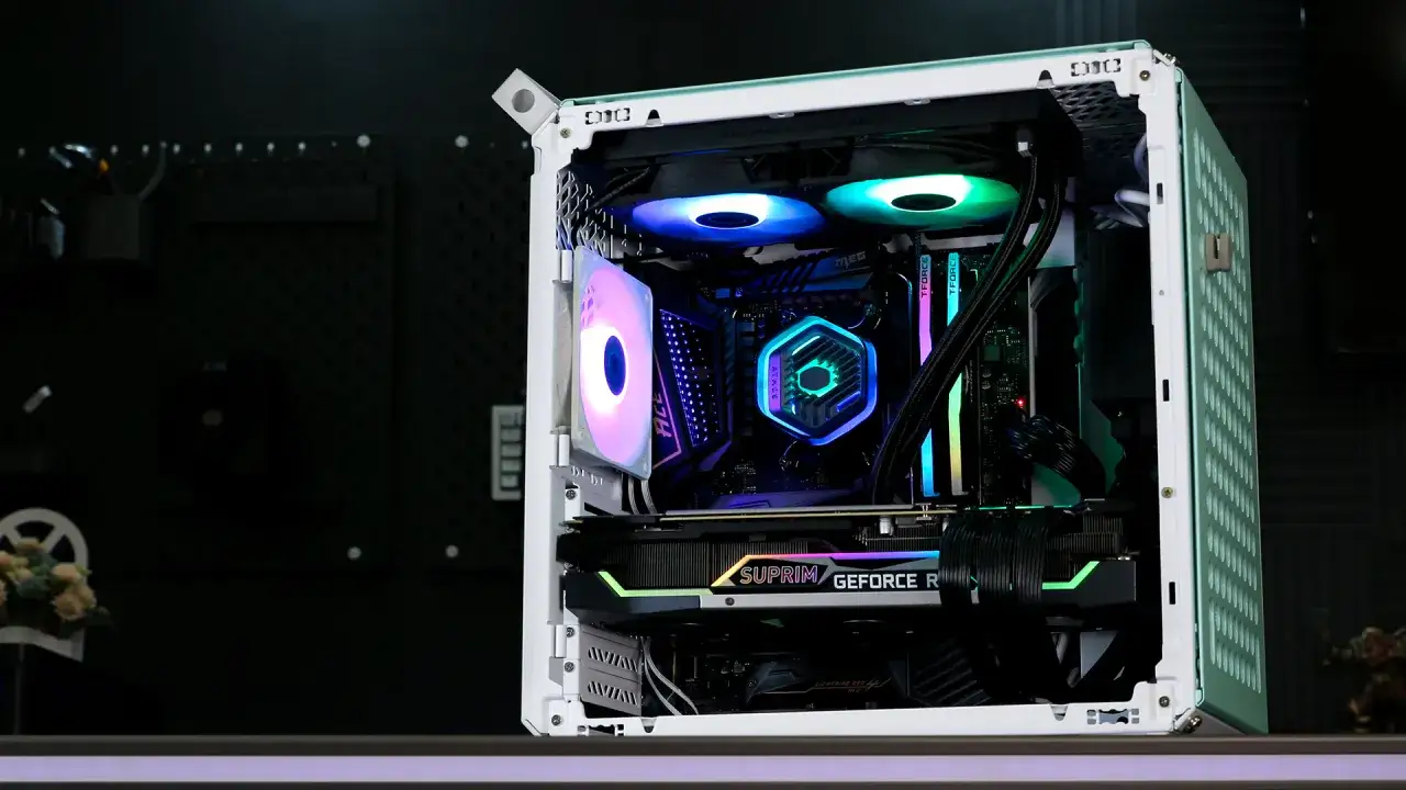 Interior de un PC con refrigeración líquida, luces RGB vibrantes y una tarjeta gráfica GeForce.