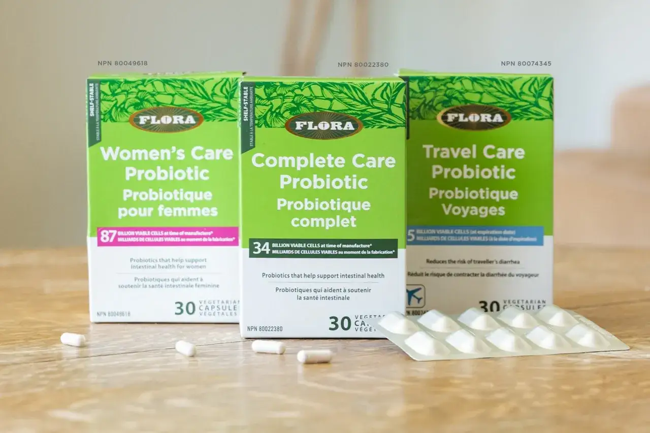 Szukasz probiotyku przed wyjazdem do Turcji? Na zdjęciu widać opakowania Flora Travel Care Probiotic, kt&oacute;re pomagają zmniejszyć ryzyko biegunki podr&oacute;żnych.