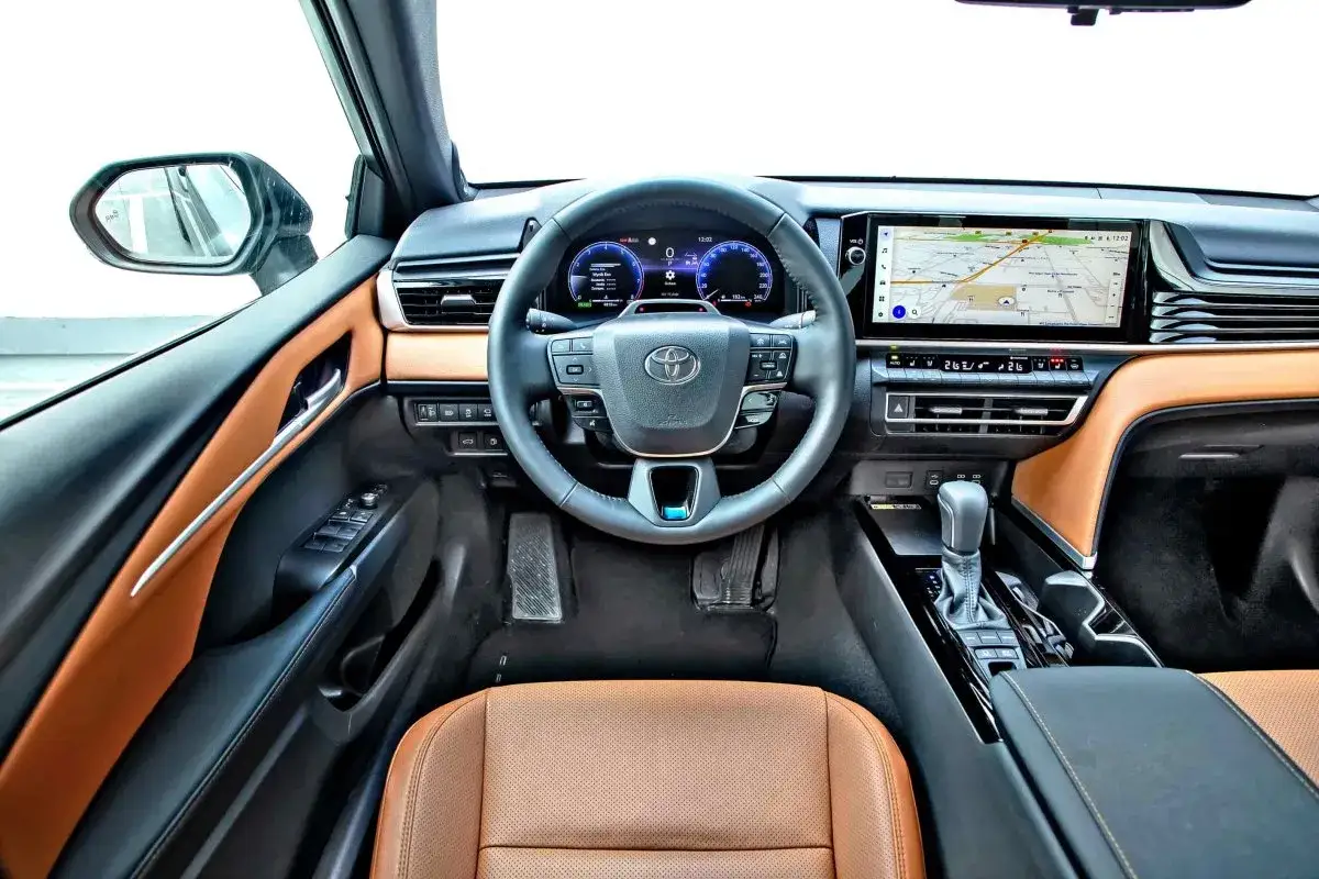 Wnętrze Toyoty Camry 2.5 Hybrid. Skórzana tapicerka, nowoczesny kokpit z ekranem nawigacji. Zastanawiasz się nad spalaniem?
