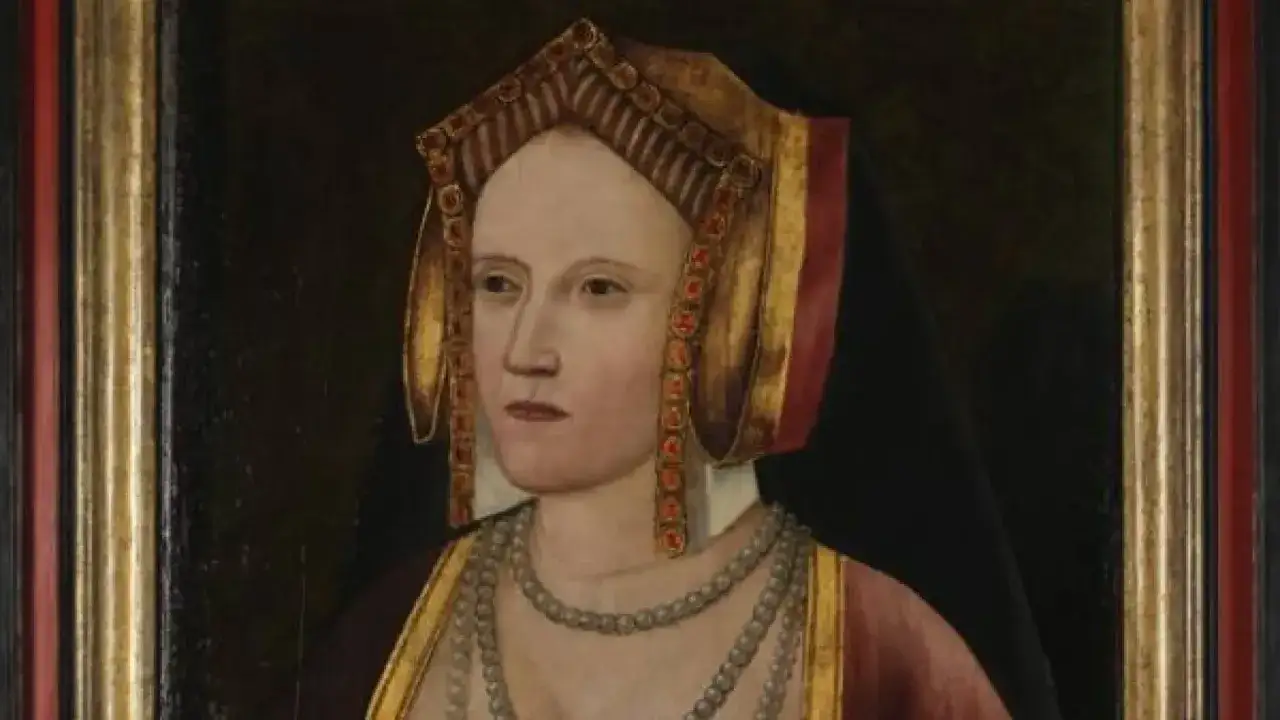 Retrato de Catalina de Aragón, una de las catalina reyes catolicos, con un tocado dorado y joyas.