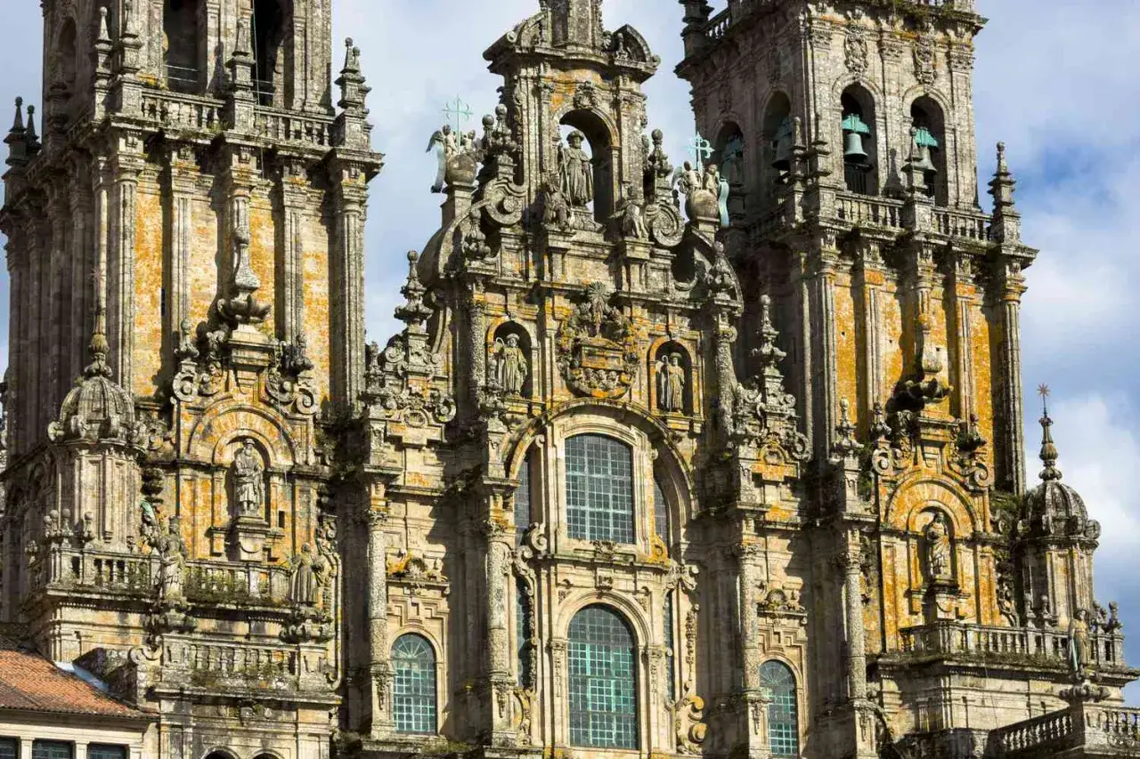 Majestatyczna fasada katedry w Santiago de Compostela, przykład baroku, kt&oacute;ry rozwijał się najpełniej w krajach takich jak Hiszpania.