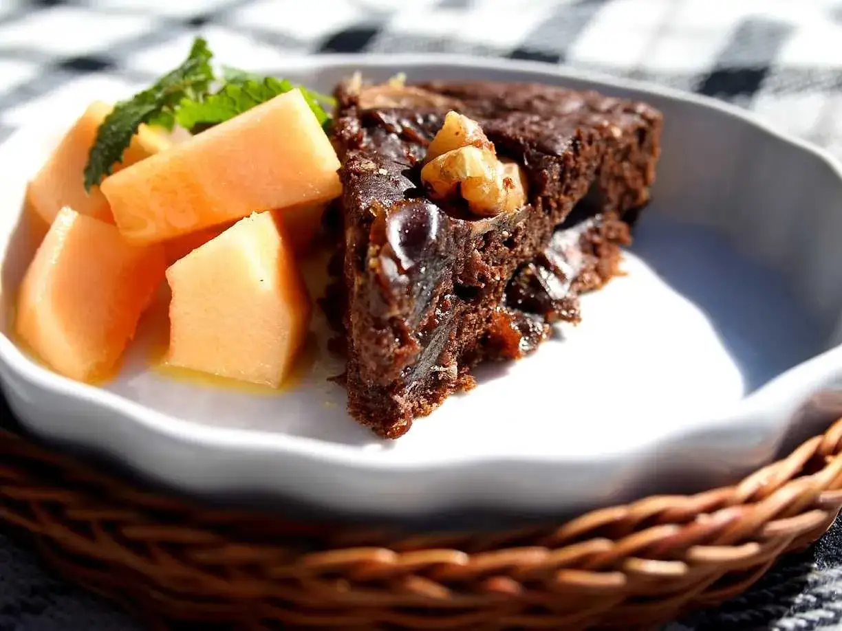 En bit saftig chokladkaka med valn&ouml;tter, serverad med f&auml;rsk melon och mynta. Detta &auml;r utan tvekan den godaste banankakan jag n&aring;gonsin smakat!
