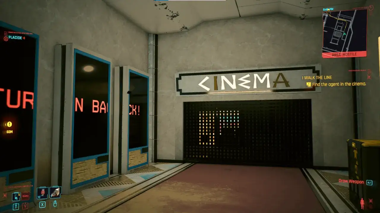 Kino z neonowymi plakatami filmowymi i znakiem