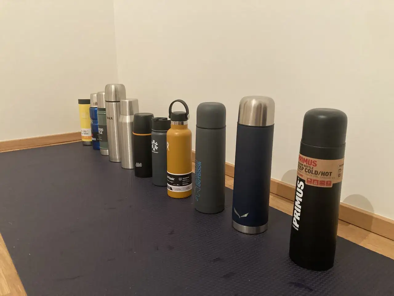 turysta pije z termosu w g&oacute;rach