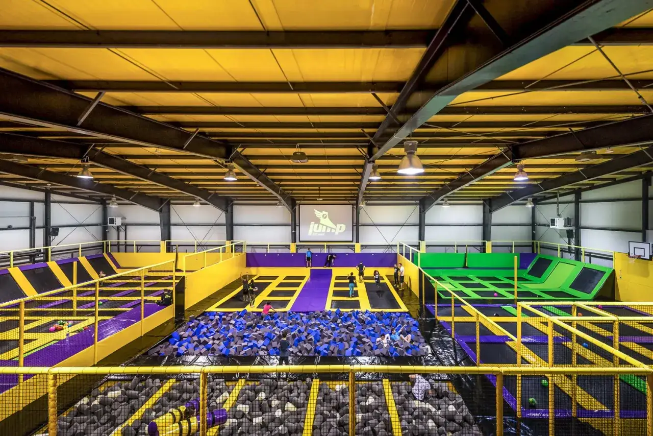 Wielopoziomowy park trampolin z basenem gąbek i zjeżdżalniami. Świetne atrakcje dla dzieci Olsztyn!