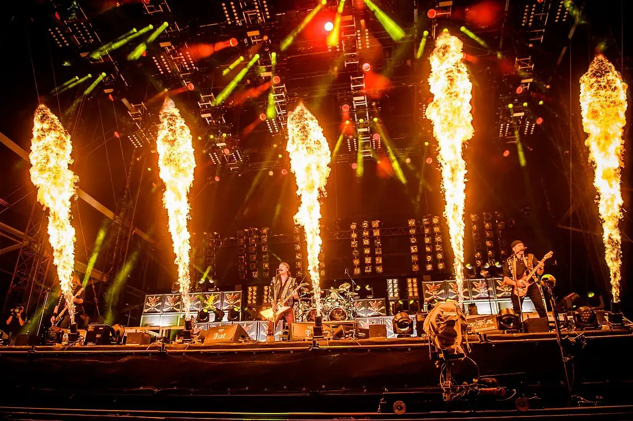 Sur sc&egrave;ne, des guitaristes jouent sous des jets de flammes spectaculaires, l'&eacute;nergie est running wild.