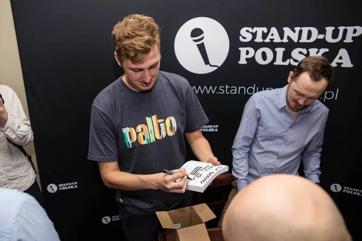 Piotr Szumowski, w koszulce z napisem