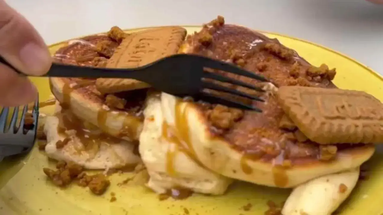 Un delicioso desayuno en Zaragoza: tortitas esponjosas con galleta Lotus, plátano y sirope de caramelo. ¡Un placer para empezar el día!
