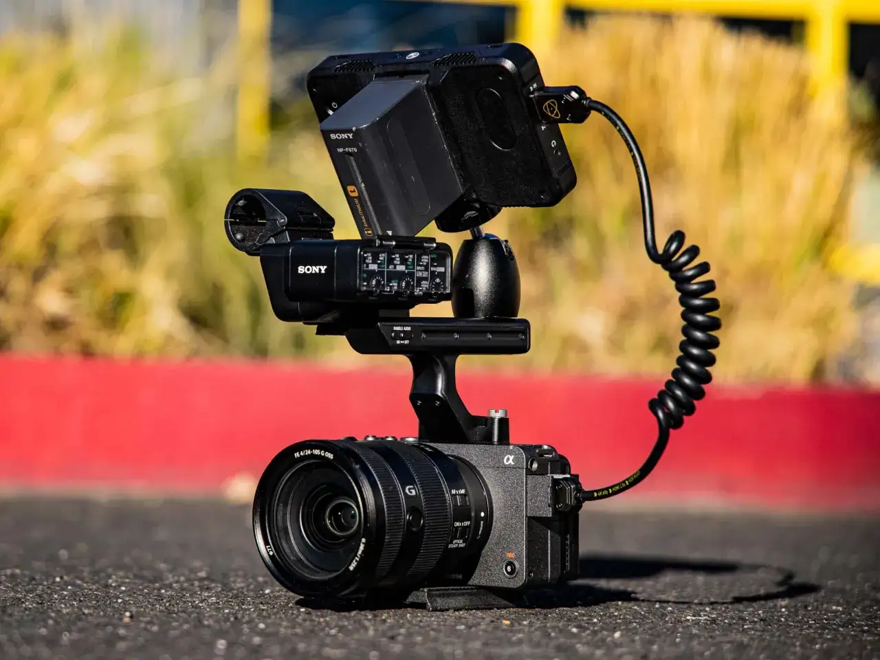 Profesjonalny zestaw filmowy Sony fx3 z obiektywem i monitorem, gotowy do akcji.