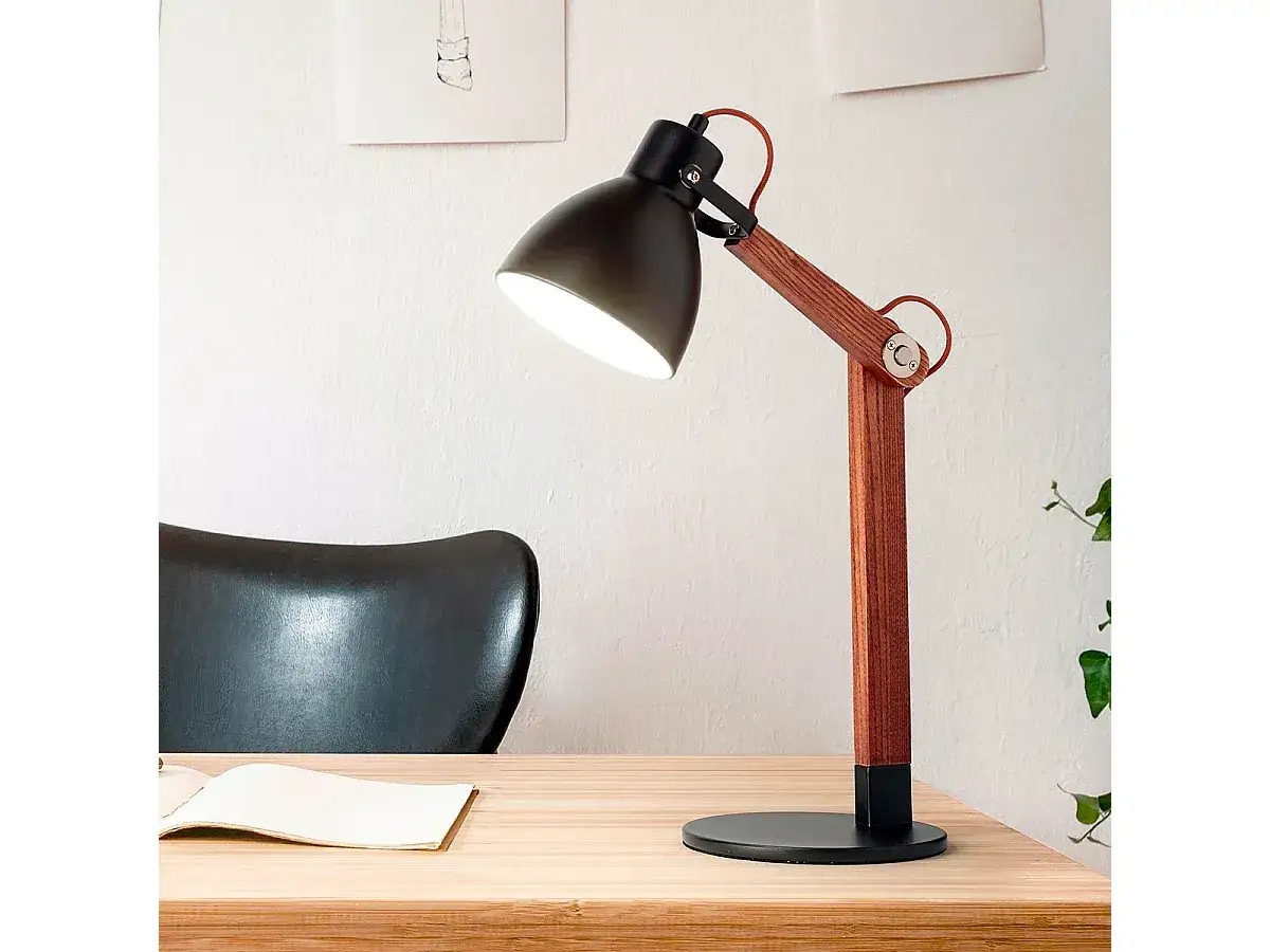 Elegante flexo madera con pantalla negra, ideal para tu escritorio.