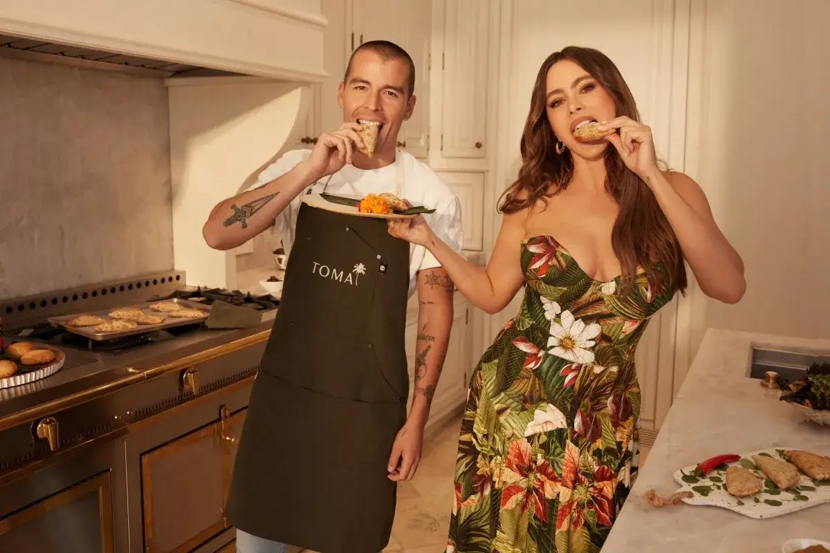 Manolo Gonzalez Vergara und Sofia Vergara genie&szlig;en in der K&uuml;che leckere Empanadas.