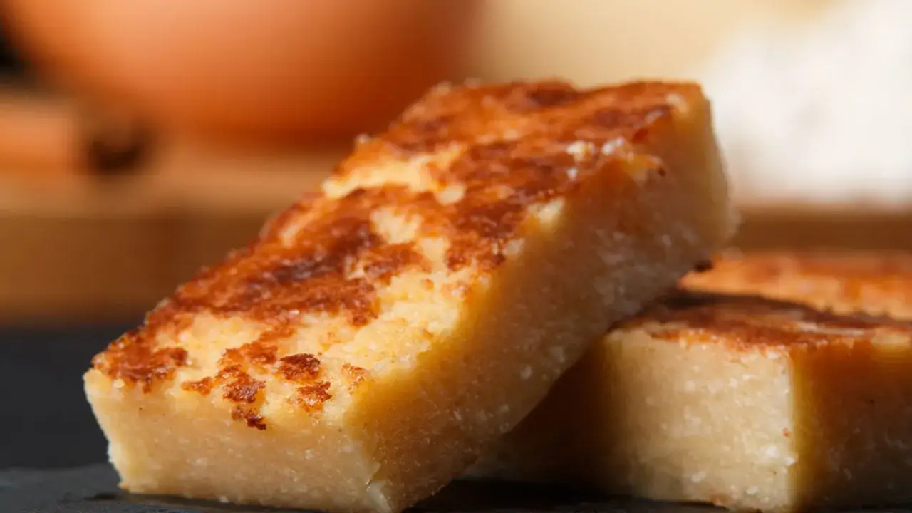 Dos porciones de quesada casera, doradas y apetitosas, listas para disfrutar. ¡Una receta fácil y deliciosa!