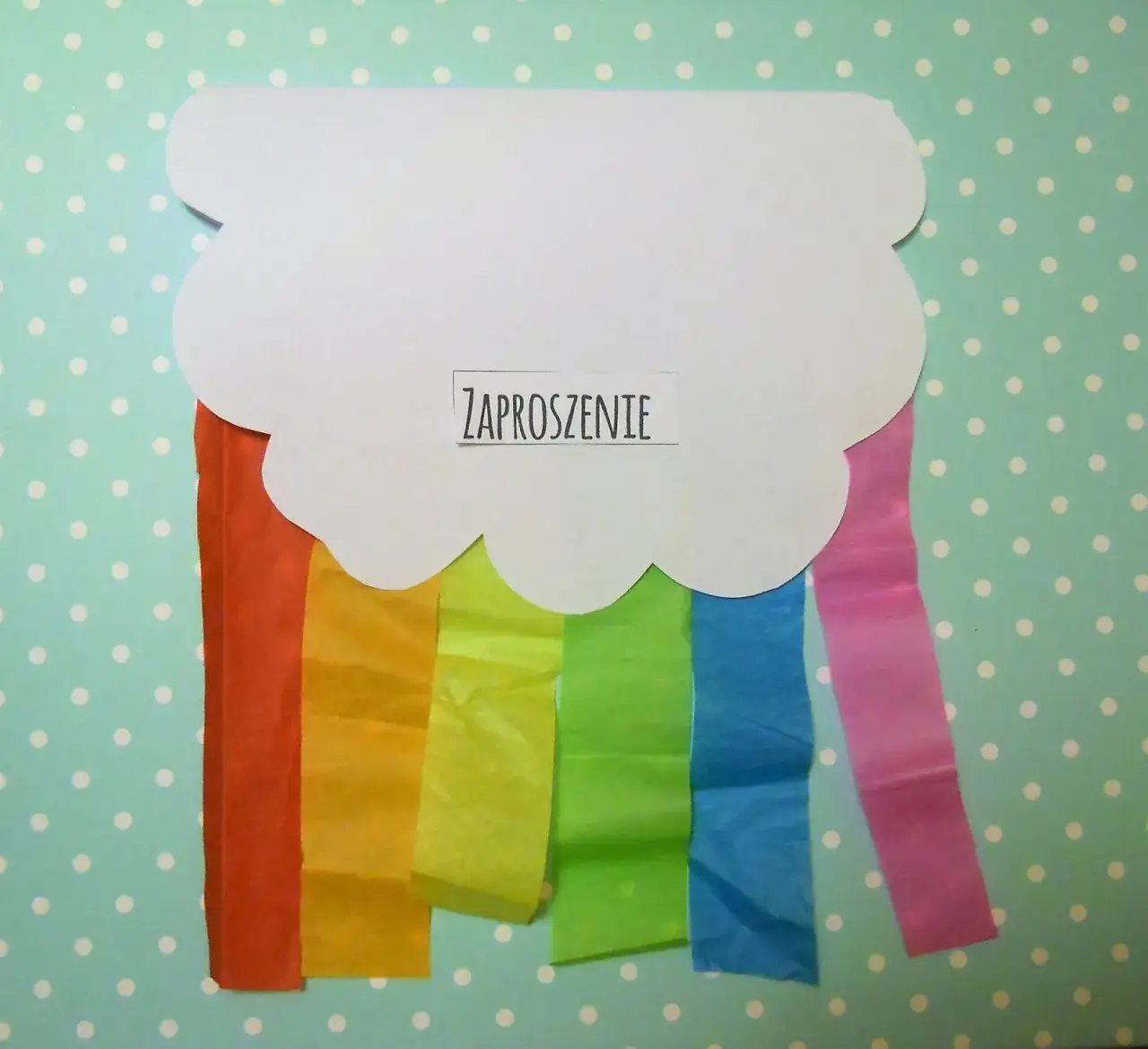 dzieci tworzące zaproszenie DIY